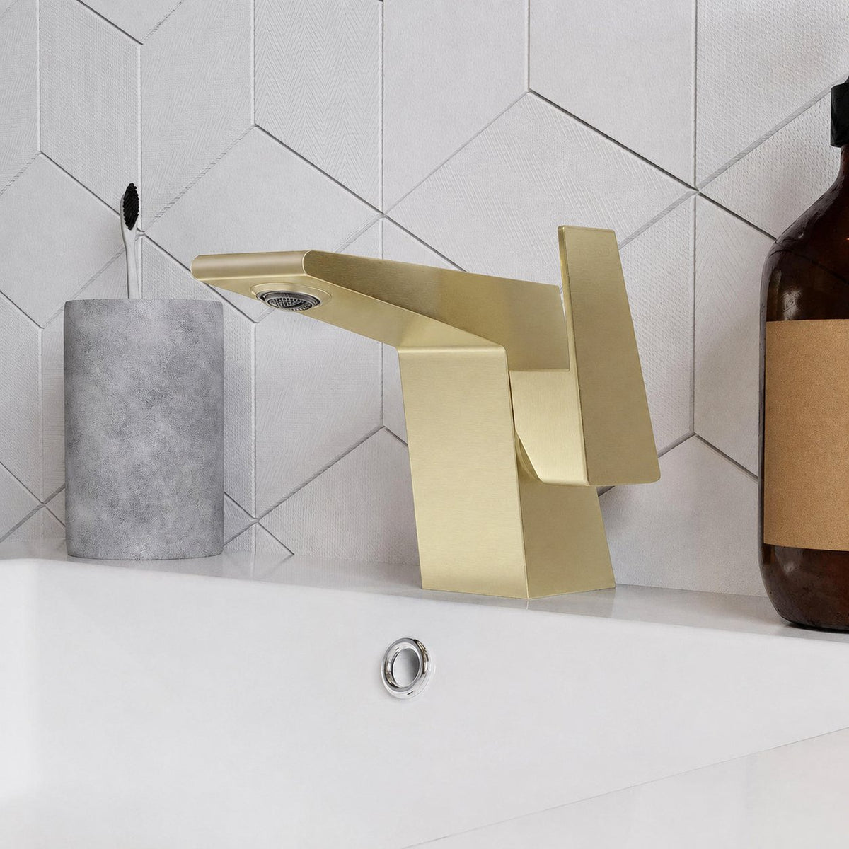 Carre monotrou, monocommande, mitigeur de lavabo – finition or brossé