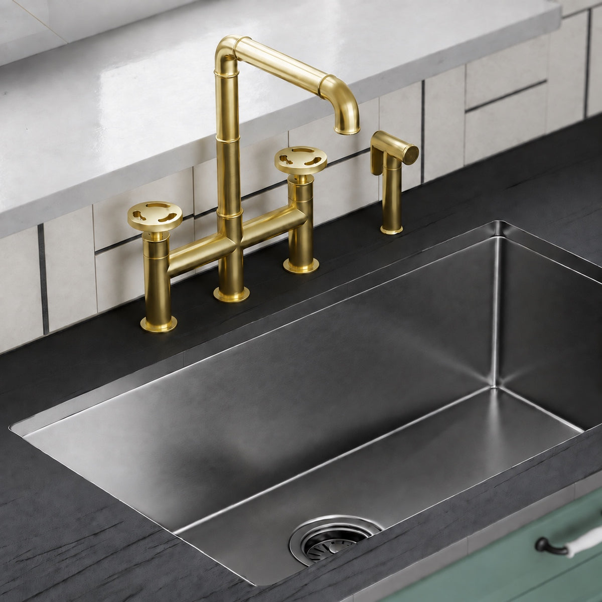 Avallon Pro Widespread mitigeur de cuisine avec Side Sprayer – finition or brossé